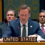 L'ambassadeur américain Mike Waltz s'exprimant devant le Conseil de sécurité de l'ONU, avec le drapeau des Nations Unies en arrière-plan.