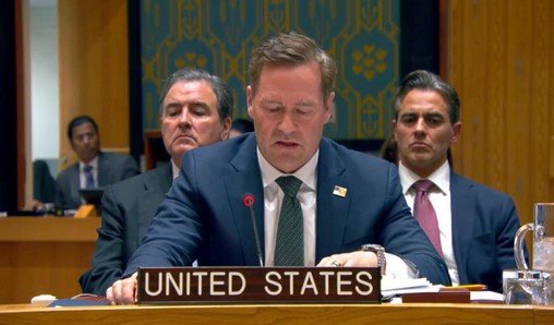L'ambassadeur américain Mike Waltz s'exprimant devant le Conseil de sécurité de l'ONU, avec le drapeau des Nations Unies en arrière-plan.