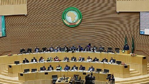 Une image illustrant la coopération sécuritaire, potentiellement avec des logos de l'UA et d'Interpol, ou une carte de l'Afrique symbolisant l'unité.