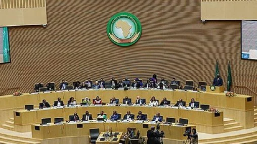 Une image illustrant la coopération sécuritaire, potentiellement avec des logos de l'UA et d'Interpol, ou une carte de l'Afrique symbolisant l'unité.