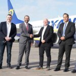 Eddie Wilson, PDG de Ryanair, serrant la main d'un représentant de l'ONMT, avec un avion Ryanair en arrière-plan symbolisant l'expansion au Maroc.