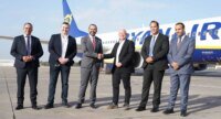 Eddie Wilson, PDG de Ryanair, serrant la main d'un représentant de l'ONMT, avec un avion Ryanair en arrière-plan symbolisant l'expansion au Maroc.