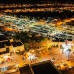 Vue aérienne de la marina et de la plage de Saïdia Mediterrania, avec des hôtels en arrière-plan, symbolisant le succès de la saison estivale 2026 et l'engagement durable de la station.