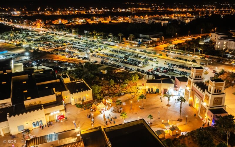 Vue aérienne de la marina et de la plage de Saïdia Mediterrania, avec des hôtels en arrière-plan, symbolisant le succès de la saison estivale 2026 et l'engagement durable de la station.