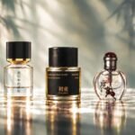 Flacons de parfum aux designs modernes et asiatiques, avec des éléments floraux et des textures naturelles en arrière-plan, symbolisant l'innovation et l'élégance de la parfumerie asiatique émergente.