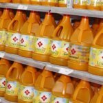 Lesieur Cristal : Le Premier Semestre 2026 Teinté de Rouge, Oleosen au Cœur des Préoccupations 6 Des bidons d'huile Lesieur dans un supermarché, symbolisant les activités du groupe Lesieur Cristal.