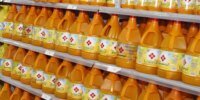 Des bidons d'huile Lesieur dans un supermarché, symbolisant les activités du groupe Lesieur Cristal.