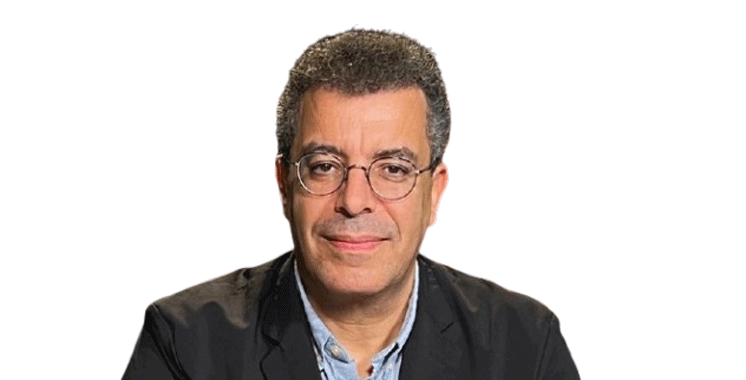 Des manifestants européens en colère, symbolisant la frustration face à l'austérité et la hausse des prix du carburant, avec des drapeaux ukrainiens et des références à l'Iran en arrière-plan.