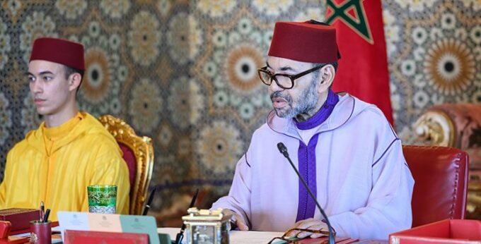 Mohammed VI trace la voie : Les cinq piliers du budget 2027 pour un Maroc résilient et social 9 Sa Majesté le Roi Mohammed VI présidant le Conseil des ministres au Palais Royal de Rabat, en présence de Son Altesse Royale le Prince Héritier Moulay El Hassan.