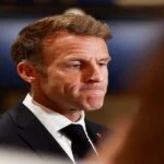 Le président français Emmanuel Macron s'exprimant devant les médias, dénonçant les violences et les actes séditieux.