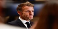 Le président français Emmanuel Macron s'exprimant devant les médias, dénonçant les violences et les actes séditieux.