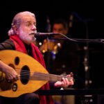 Marcel Khalifé, l'icône du luth, illumine l'ouverture du Festival international de Tétouan 6 Marcel Khalifé jouant du luth sur scène, avec un éclairage artistique