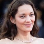 Marion Cotillard, Présidente du Jury du FIFM : Une Icône au Service du Cinéma de Demain 6 Portrait de Marion Cotillard, actrice française, souriante, regardant l'objectif