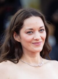 Portrait de Marion Cotillard, actrice française, souriante, regardant l'objectif