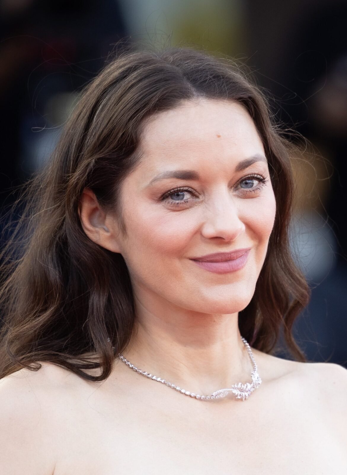 Portrait de Marion Cotillard, actrice française, souriante, regardant l'objectif