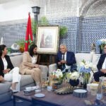 Représentants des partis politiques marocains (PAM, Istiqlal, USFP, PPS) en pleine discussion sur la formation du gouvernement, symbolisant le suspense et la discrétion des négociations.