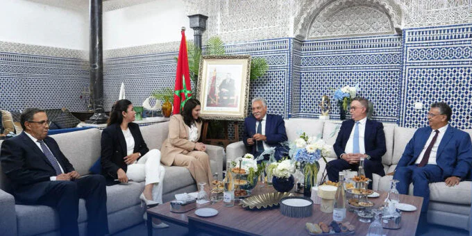 Représentants des partis politiques marocains (PAM, Istiqlal, USFP, PPS) en pleine discussion sur la formation du gouvernement, symbolisant le suspense et la discrétion des négociations.