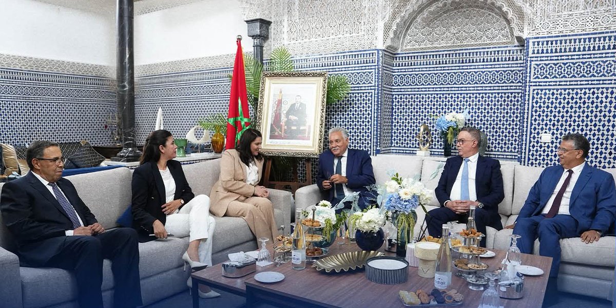 Maroc: La formation du gouvernement, un jeu de chaises musicales sous haute discrétion 3 Représentants des partis politiques marocains (PAM, Istiqlal, USFP, PPS) en pleine discussion sur la formation du gouvernement, symbolisant le suspense et la discrétion des négociations.