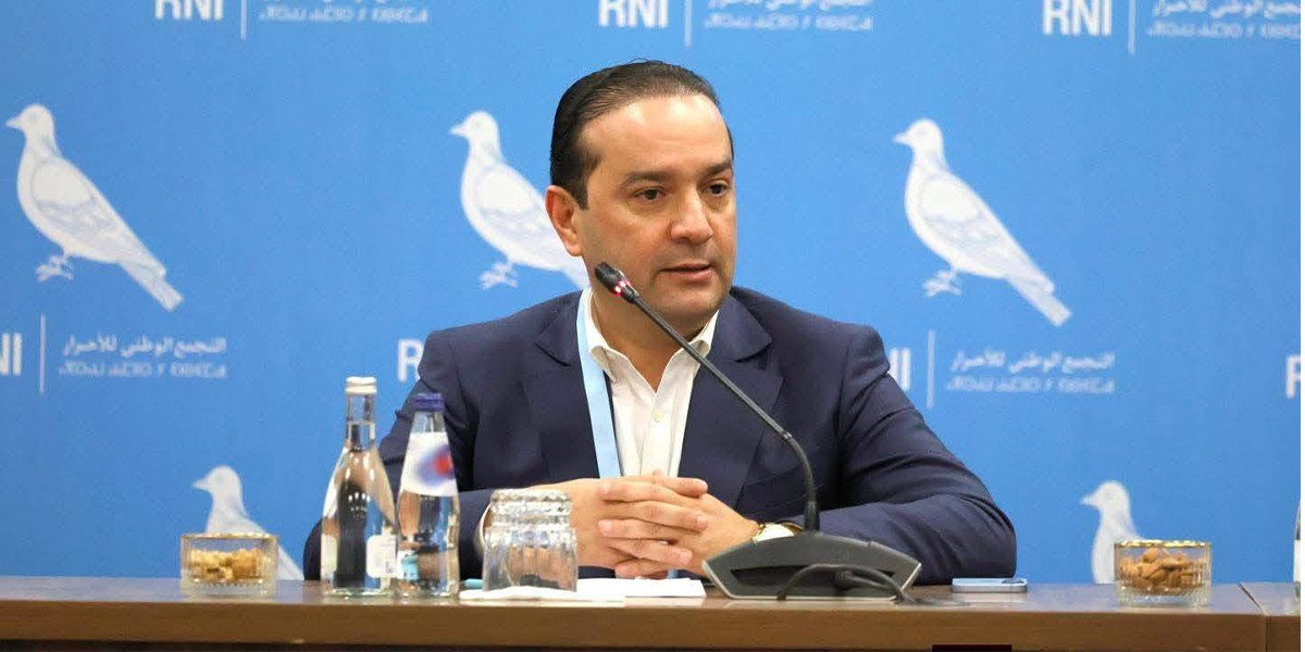 Fatima Ezzahra El Mansouri, coordinatrice du PAM, et Mohamed Chaouki, président du RNI, lors d'un événement politique au Maroc.