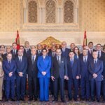 Photo officielle de SM le Roi Mohammed VI présidant la cérémonie de nomination des ministres du nouveau gouvernement marocain, avec les membres du cabinet posant pour une photo souvenir.