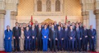 Photo officielle de SM le Roi Mohammed VI présidant la cérémonie de nomination des ministres du nouveau gouvernement marocain, avec les membres du cabinet posant pour une photo souvenir.