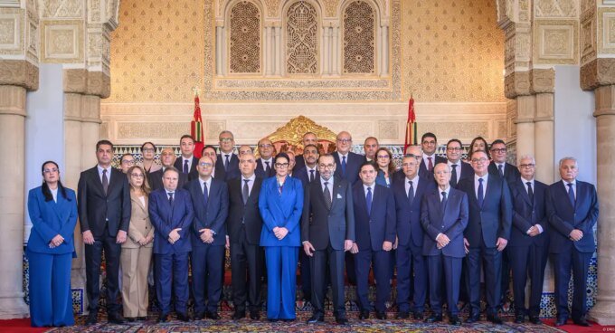 Maroc : Le Souverain intronise la nouvelle équipe gouvernementale, cap sur l'avenir 7 Photo officielle de SM le Roi Mohammed VI présidant la cérémonie de nomination des ministres du nouveau gouvernement marocain, avec les membres du cabinet posant pour une photo souvenir.