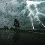 Illustration de fortes pluies et d'éclairs lors d'un orage au Maroc, symbolisant l'alerte météorologique.