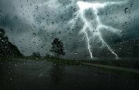 Illustration de fortes pluies et d'éclairs lors d'un orage au Maroc, symbolisant l'alerte météorologique.