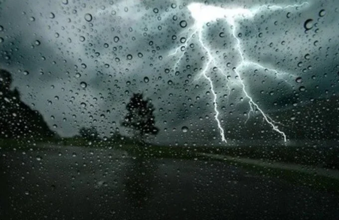 Illustration de fortes pluies et d'éclairs lors d'un orage au Maroc, symbolisant l'alerte météorologique.