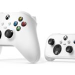 Un adolescent sortant la manette Xbox Nano Controller de la poche de son sweat, illustrant sa compacité et sa portabilité.