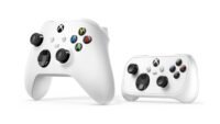 Un adolescent sortant la manette Xbox Nano Controller de la poche de son sweat, illustrant sa compacité et sa portabilité.