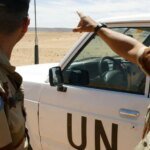 Casques bleus de la MINURSO patrouillant dans le Sahara Occidental, symbolisant la fin d'une ère de maintien de la paix