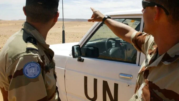Casques bleus de la MINURSO patrouillant dans le Sahara Occidental, symbolisant la fin d'une ère de maintien de la paix