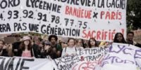 Jeune manifestant lycéen brandissant un drapeau français lors d'un défilé, avec d'autres élèves en arrière-plan et des fumigènes
