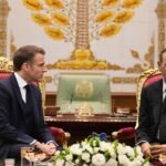 Le Roi Mohammed VI du Maroc et le Président Emmanuel Macron de France se saluant au Palais royal de Rabat lors de leur rencontre du 28 octobre 2024.