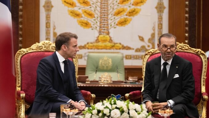 Le Roi Mohammed VI du Maroc et le Président Emmanuel Macron de France se saluant au Palais royal de Rabat lors de leur rencontre du 28 octobre 2024.