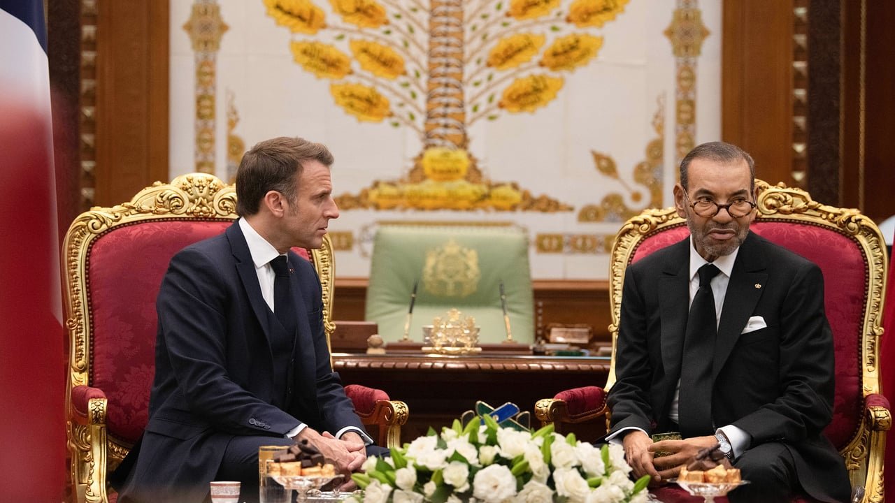 Le Roi Mohammed VI du Maroc et le Président Emmanuel Macron de France se saluant au Palais royal de Rabat lors de leur rencontre du 28 octobre 2024.
