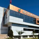 Vue aérienne d'un stade moderne au Maroc, symbolisant les efforts de la Sonarges pour mettre à niveau les infrastructures sportives en vue du Mondial 2030 et des standards internationaux.