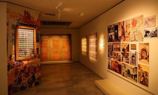 Façade ornée du Musée de la Culture Juive Marocaine à Fès, avec ses motifs de zellige et son architecture traditionnelle.