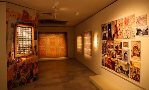 Façade ornée du Musée de la Culture Juive Marocaine à Fès, avec ses motifs de zellige et son architecture traditionnelle.