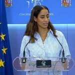 Portrait de Tesh Sidi, députée du parti Sumar en Espagne, souriante et regardant vers l'objectif.