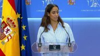 Portrait de Tesh Sidi, députée du parti Sumar en Espagne, souriante et regardant vers l'objectif.