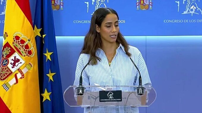Portrait de Tesh Sidi, députée du parti Sumar en Espagne, souriante et regardant vers l'objectif.