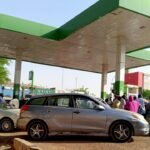 Des automobilistes nigériens font la queue devant une station-service à Niamey, en 2023, illustrant la pénurie de carburant.