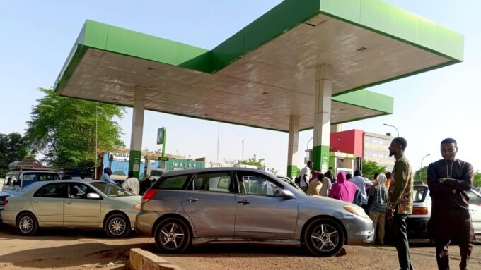 Des automobilistes nigériens font la queue devant une station-service à Niamey, en 2023, illustrant la pénurie de carburant.