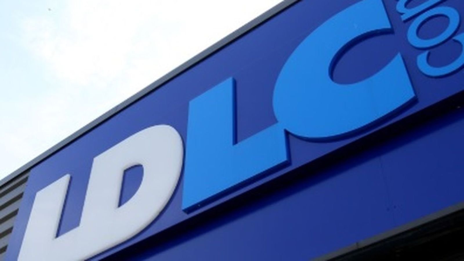 Illustration d'une alerte de sécurité numérique avec le logo LDLC et des icônes de données, symbolisant une fuite d'informations clients.