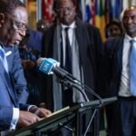 L'ancien président du Sénégal, Macky Sall, s'adressant à la presse à New York après l'Assemblée générale de l'ONU, le 22 avril 2026, annonçant son retrait de la course au Secrétariat général.