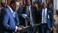 L'ancien président du Sénégal, Macky Sall, s'adressant à la presse à New York après l'Assemblée générale de l'ONU, le 22 avril 2026, annonçant son retrait de la course au Secrétariat général.