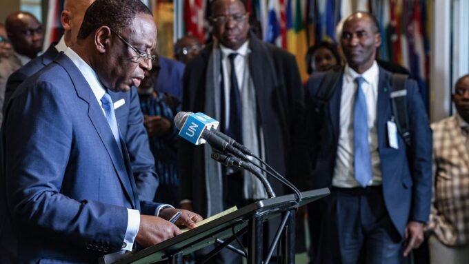 L'ancien président du Sénégal, Macky Sall, s'adressant à la presse à New York après l'Assemblée générale de l'ONU, le 22 avril 2026, annonçant son retrait de la course au Secrétariat général.