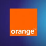 Un smartphone affichant le logo Orange, symbolisant la panne du réseau mobile et son rétablissement progressif, avec un fond flou de ville.